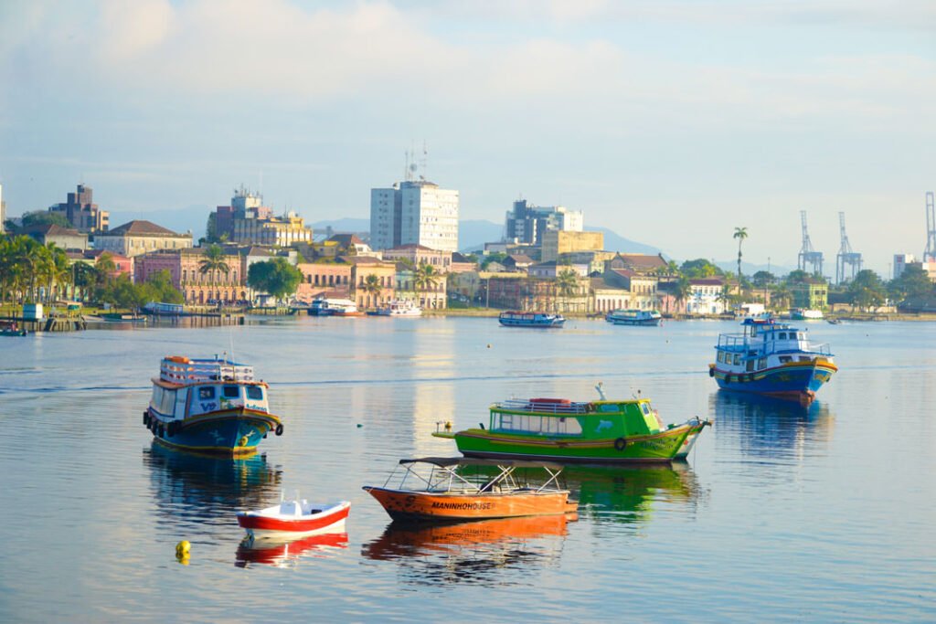 Vista de Paranaguá, no litoral catarinense, o primeiro município do Paraná.