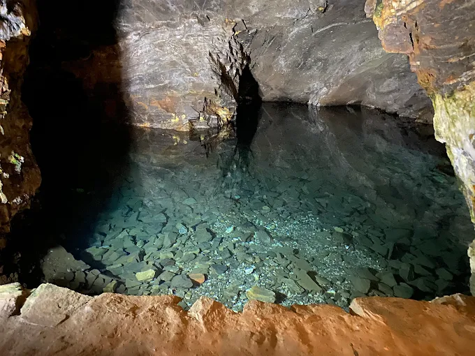 Lago subterrâneo na Mina da Passagem, entre Mariana e Ouro Preto, Minas Gerais.