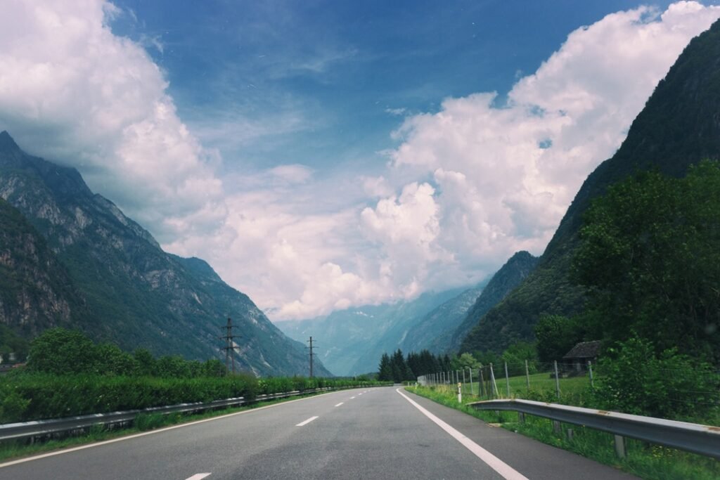 Estrada entre montanhas vista, típica das rotas de viagem no sul do Brasil