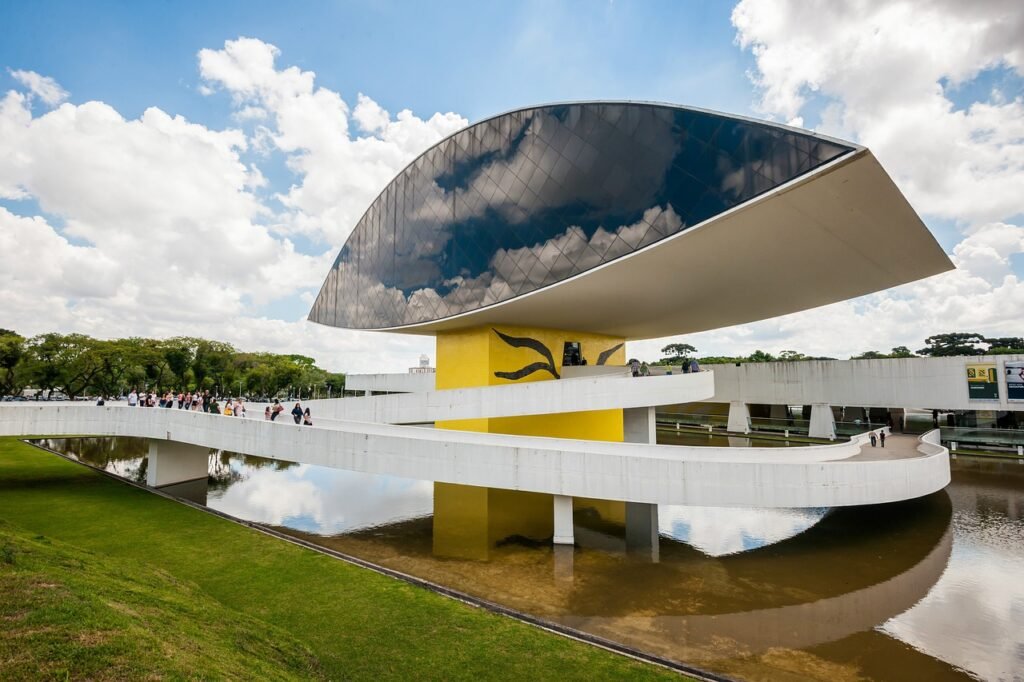 Museu Oscar Niemeyer, símbolo da capital paranaense.