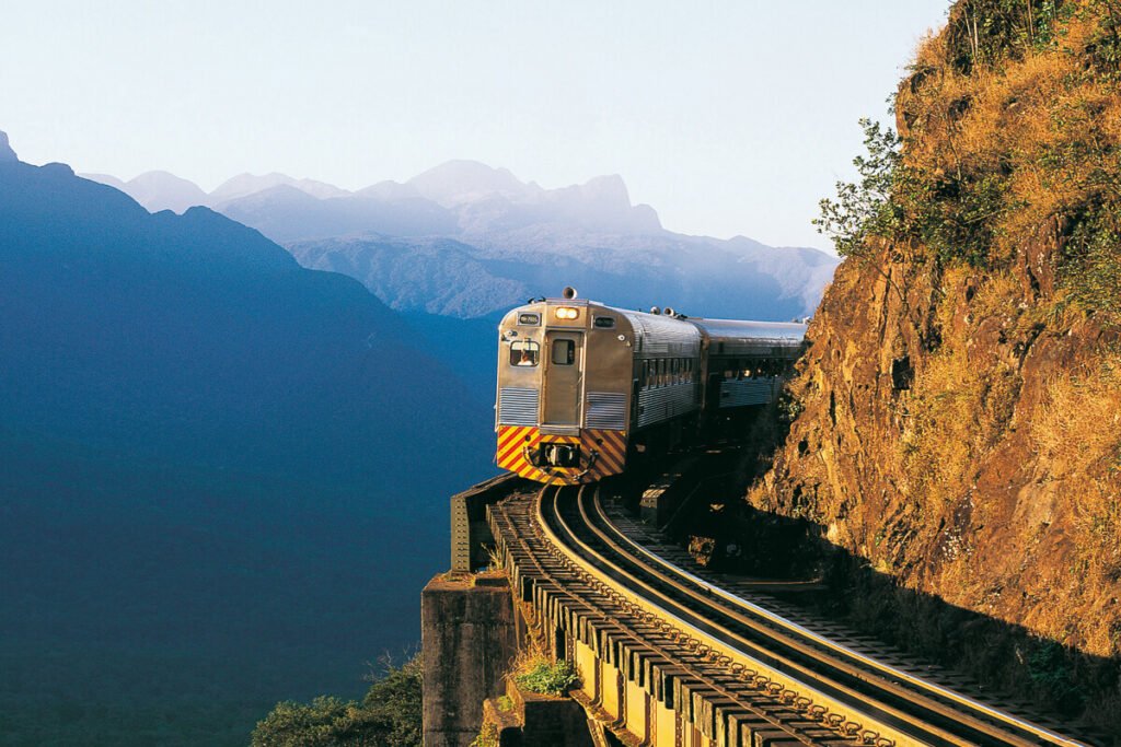 Famoso passeio de trem entre Curitiba, passando por Joinville até Morretes. 