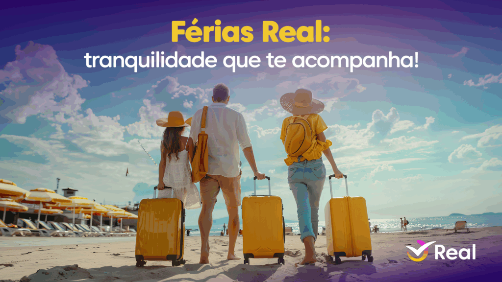 Imagem mostra um casal com uma filha carregando as malas na areia de uma praia. Os três estão de costas, caminhando rumo ao melhor das férias que pjanejaram. 