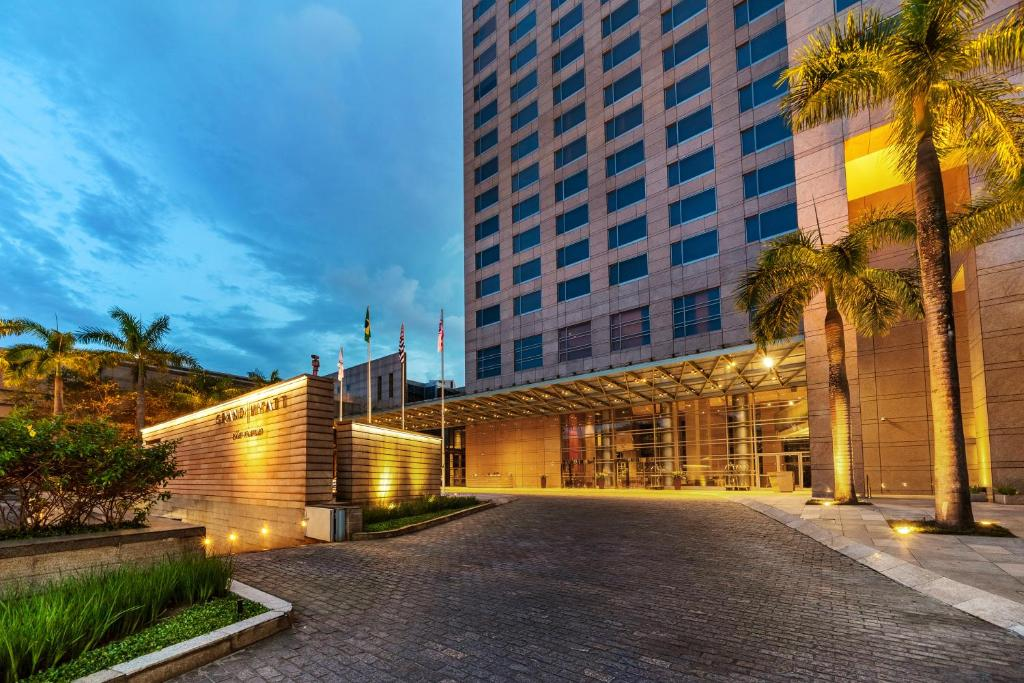 Imagem mostra a entrada principal do Grand Hyatt SP