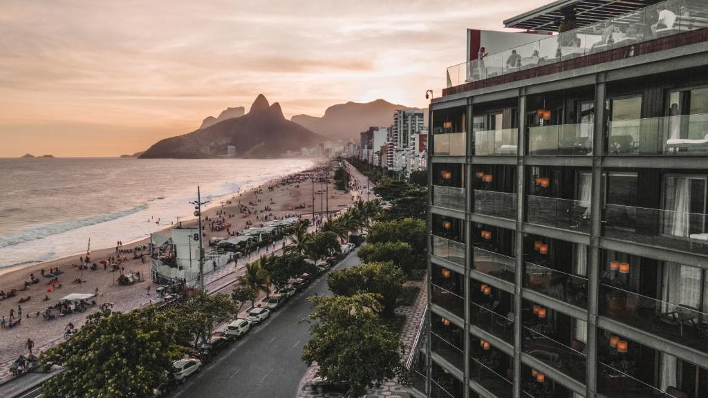 Vista parcial do hotel com o Corcovado ao fundo