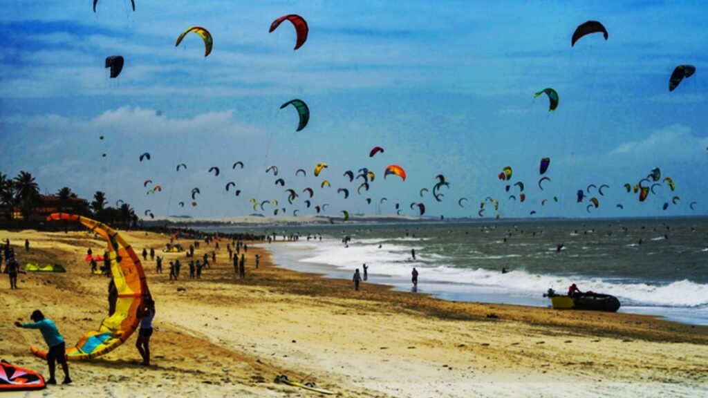 Foto mostra o céu de Cumbuco tomado por kitesurfistas.